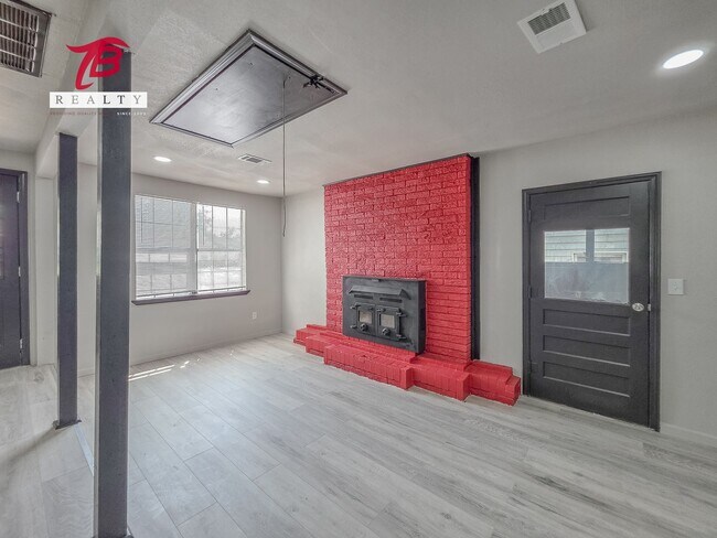 Building Photo - Charming and Newly Renovated 4-Bedroom Hom...