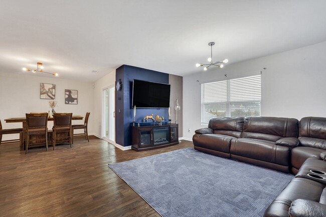 Building Photo - 4 Bed, 2 Bath Gem in Park West!