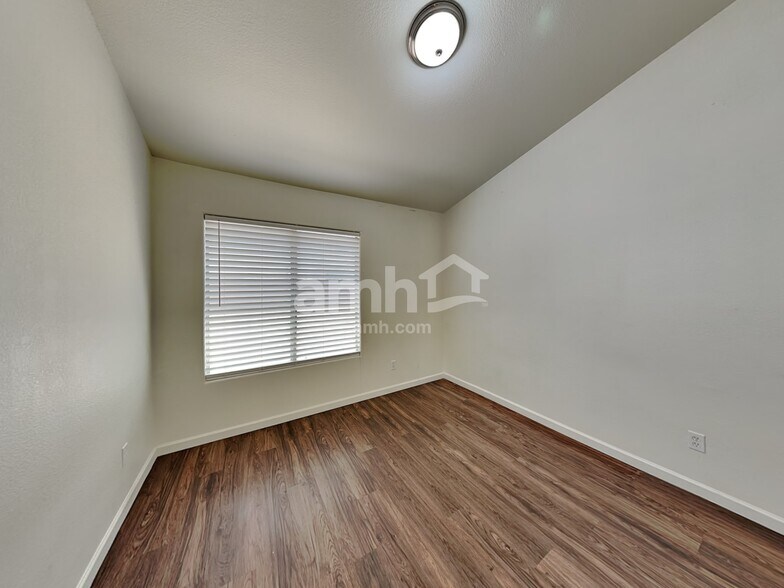 Building Photo - 7647 W Cameron Dr