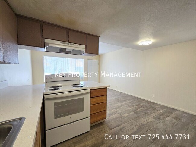 Building Photo - 2 BED, 1 BATH APARTMENT WITH OPEN FLOOR PLAN