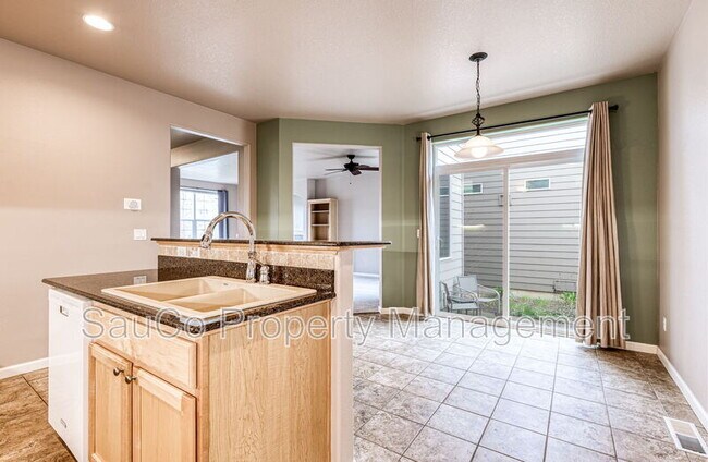 Building Photo - 3722 SE Oakleaf St