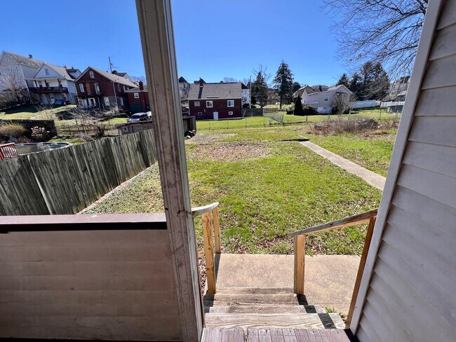 Building Photo - Recently Renovated - 3 bedroom 2 bathroom ...