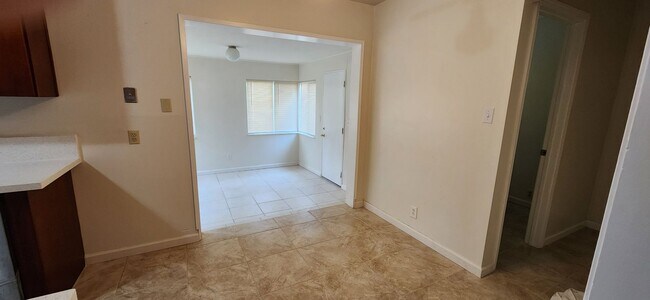 Building Photo - 2 Bedroom 1.5 Bathroom Home in S. Land Park with Updated Kitchen