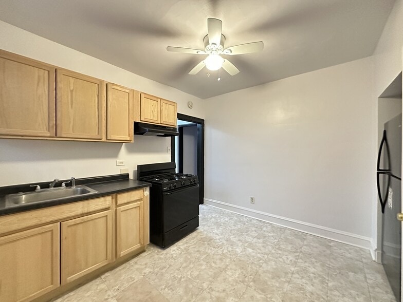 Building Photo - 415 E 80th St