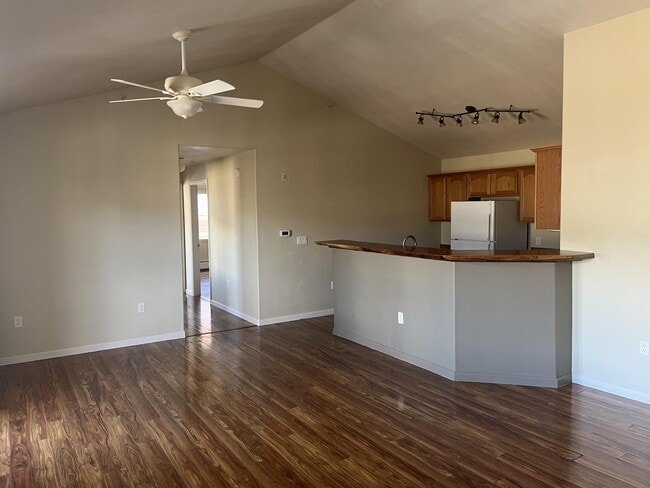Building Photo - 608 River View Dr