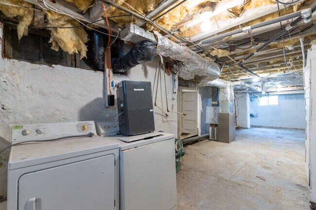 Building Photo - Newly remodeled 3 bedroom Grays Ferry Area