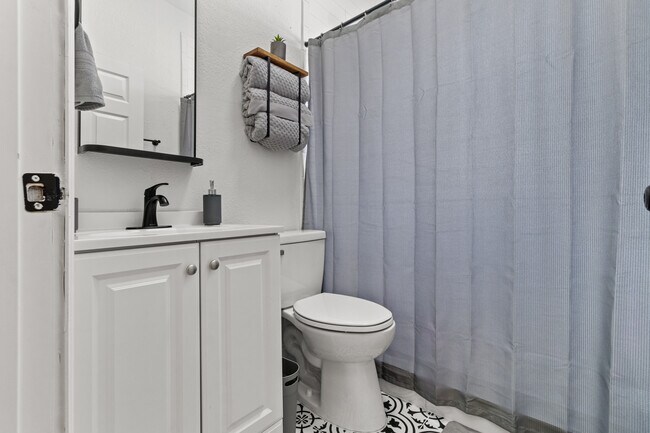 Building Photo - 911 E 23rd Ave