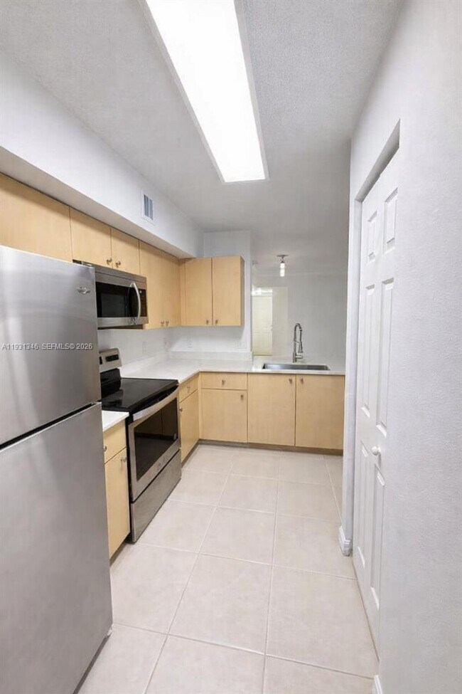 Building Photo - 2494 Centergate Dr