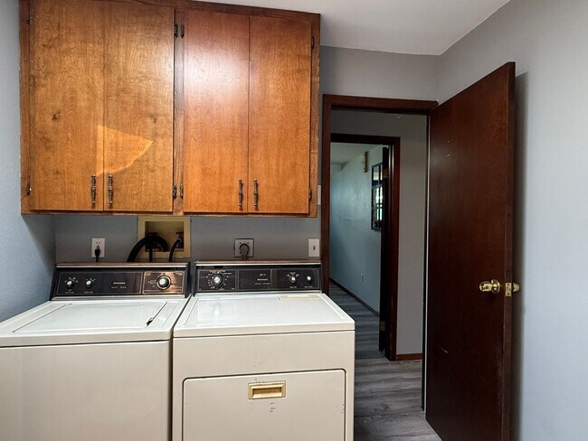 Building Photo - 2 Bed 1.5 Bath Home In Spokane With A Shop!