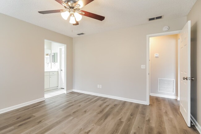 Building Photo - 548 Edward Rutledge St