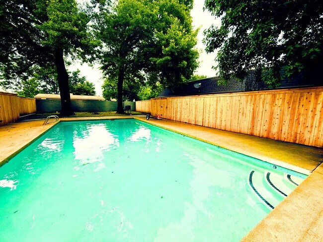 Building Photo - Midtown Quadplex with Pool- 3 bed, 2 bath