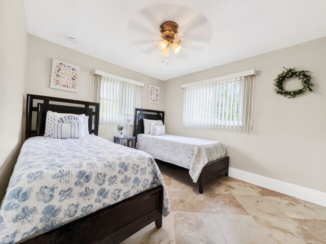 Building Photo - Discover the perfect Naples Park rental just minutes from the beach.