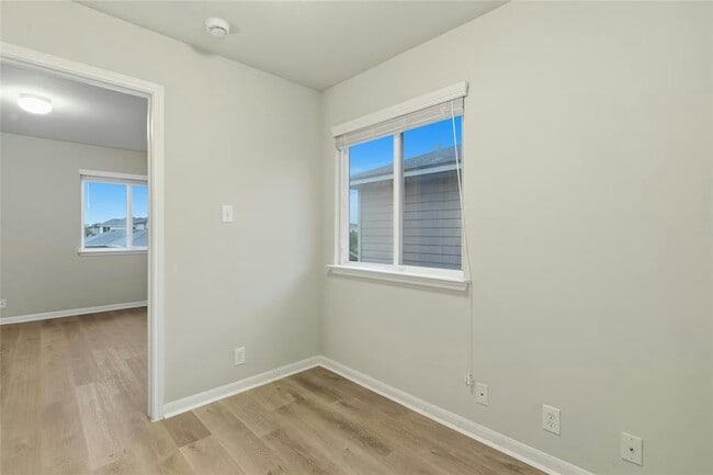 Building Photo - 930 Alamo Plaza Dr