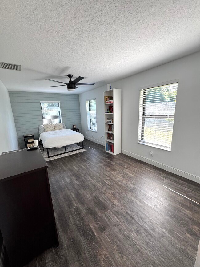 Building Photo - 1146 NE Coy Senda