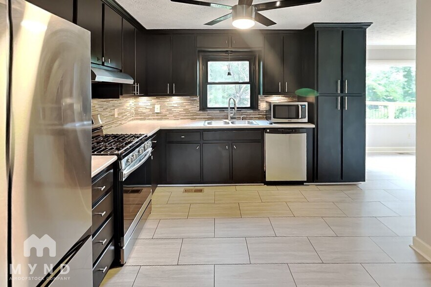 Building Photo - 4915 Willow Ln