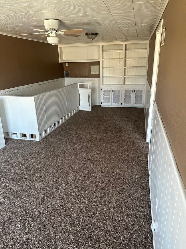 Building Photo - 4 Bed 2 Bath Available!