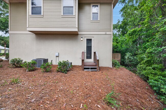 Building Photo - 2019 Pine Island Cir