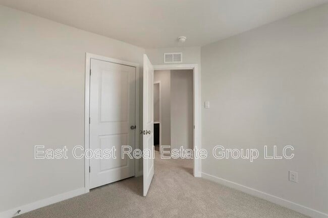 Building Photo - 413 Eclipse St