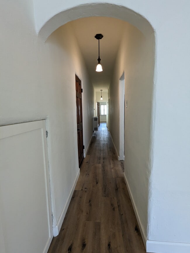 Building Photo - 452 S Oakhurst Dr
