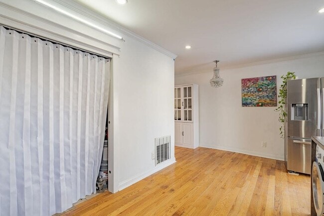 Building Photo - 179 Hobart Ave