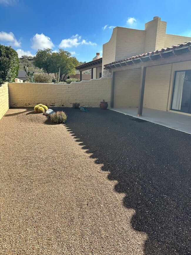 Building Photo - Townhome in Desirable Sunrise Presidio