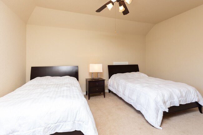 Building Photo - 162 W Hullwood Ct
