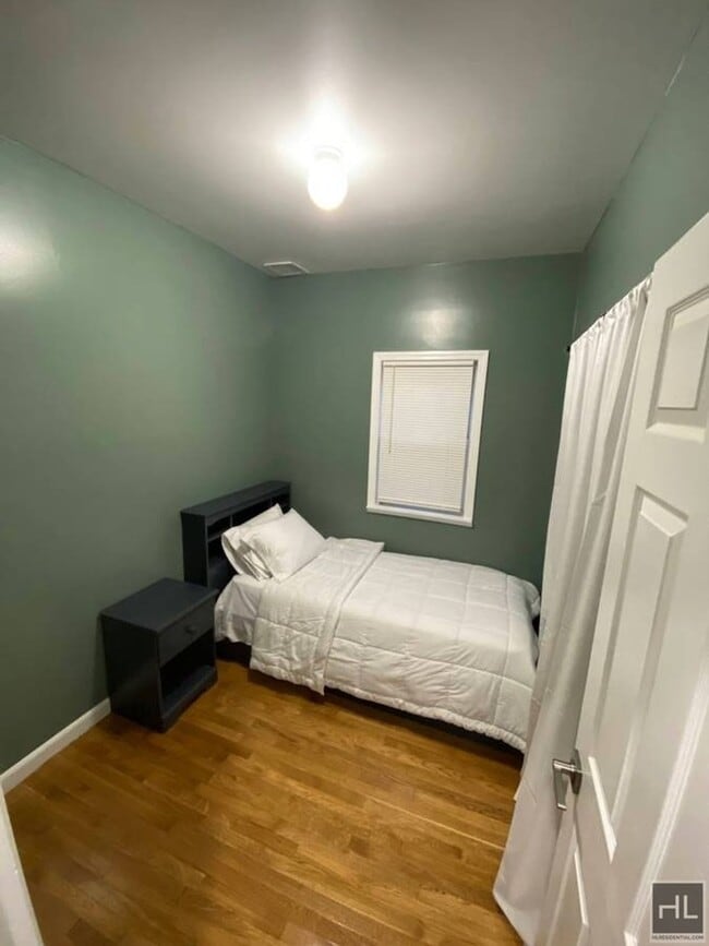 Building Photo - 180 STREET