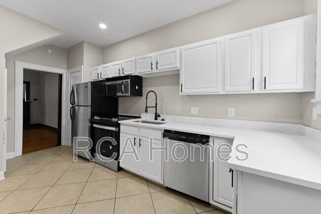 Building Photo - 4704 Broadway St