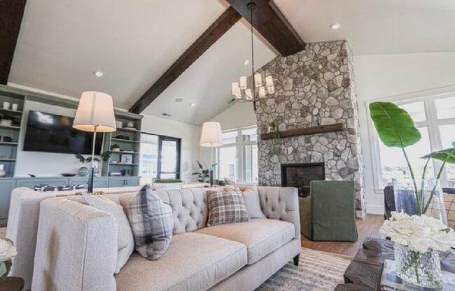 Building Photo - 3 Bed 2.5 Bath Townhome with Great Amenities