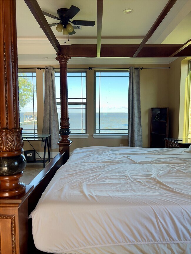 Building Photo - 2011 Crescent Dr