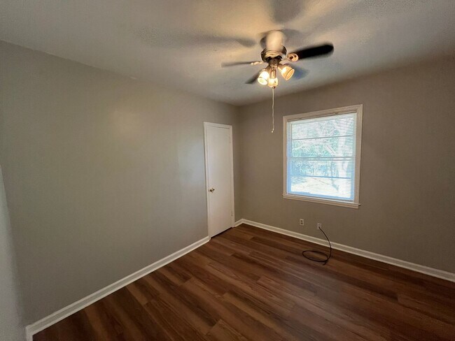 Building Photo - Move In Ready!! Cozy Brick Home, in North Columbus. Located off of Airport Thruway!! HAPP Accepted.