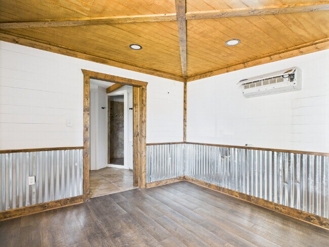 Building Photo - "Charming 1-Bedroom 1 Bathroom
