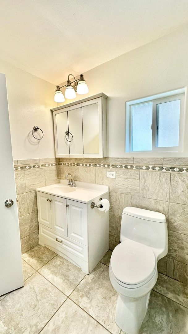 Building Photo - Beautiful, Single Story, Private Entry, De...
