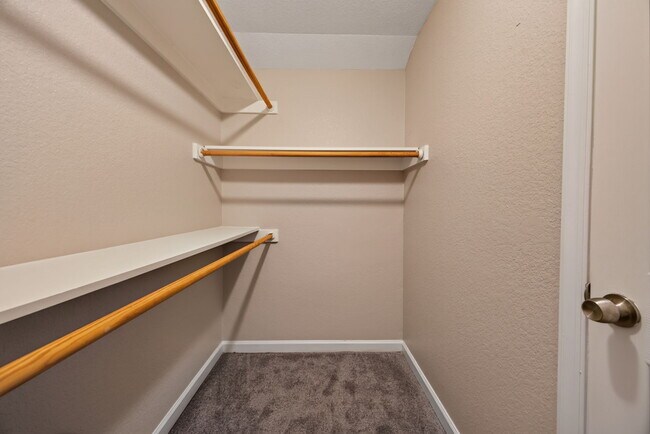 Building Photo - 1065 Lindenwood Ave