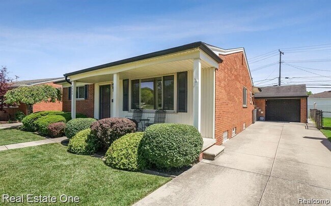 Building Photo - 6900 Crestwood St