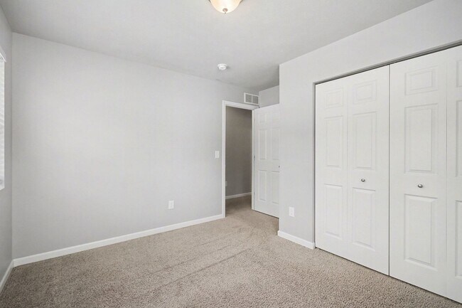 Building Photo - Outstanding Neighborhood in Saugatuck for Long Term Lease!