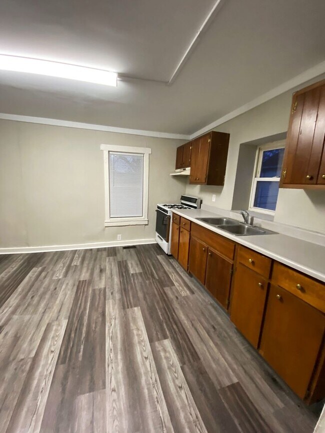 Building Photo - Cat Friendly 1 Bedroom Apartment with Move In Special!