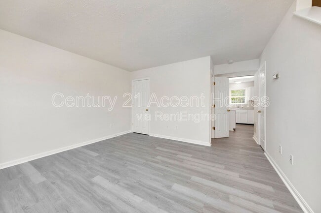 Building Photo - 9907 Warwick Pl