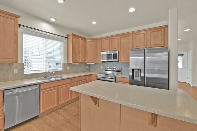 Building Photo - Ranch style home with 6 Bedrooms - 3 Bathrooms - 2 Car Garage - $2,650!