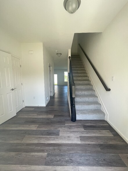 Building Photo - 203 Thompson Ave