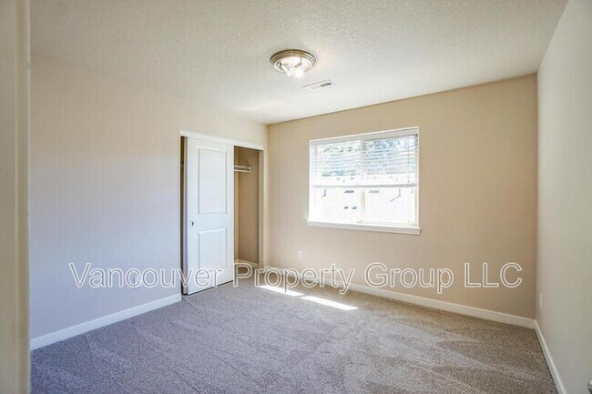 Building Photo - 6121 NE 105th Ave
