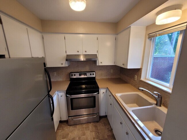Building Photo - Well-kept 2-story townhome!