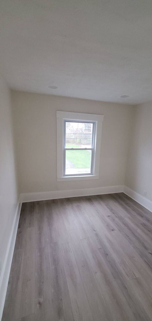 Building Photo - Charming 3-Bedroom Property in Prime Location