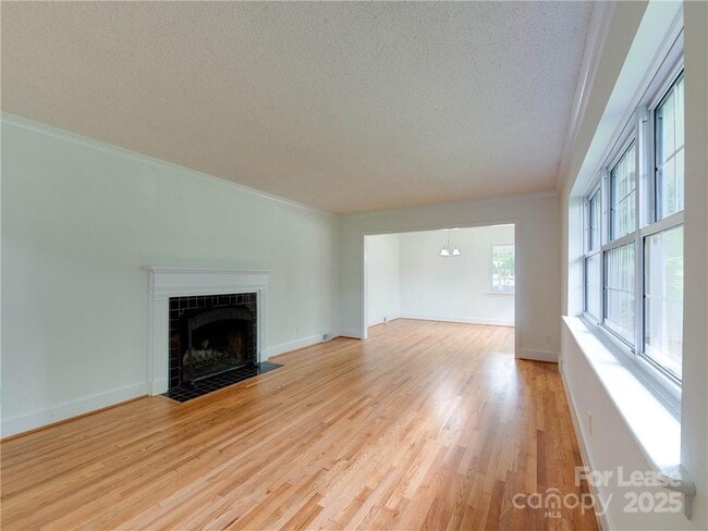 Building Photo - 1422 Holmes Dr