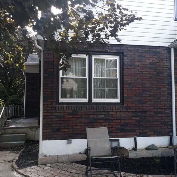 Building Photo - 2250 Siegfried Ave