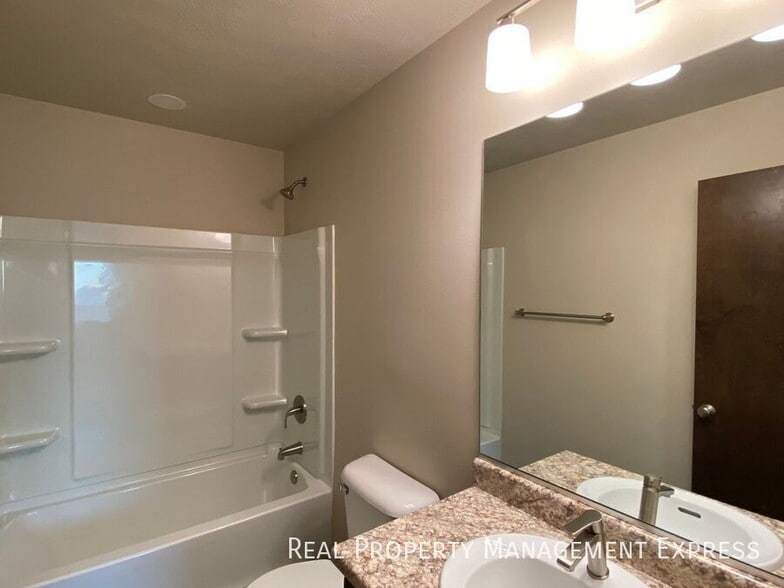 Building Photo - 5822 S Whisper Creek Pl