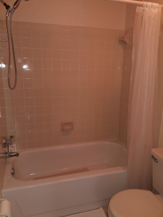 Building Photo - Short term, turnkey furnished, 2 bedroom, 2 bathroom condo in convenient Bradenton location.