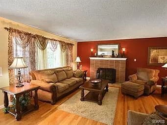 Building Photo - "Charming 3-Bedroom Retreat with 2 Full Baths in Prime Saint Louis Location - 1537 Sq Ft of Comfo...