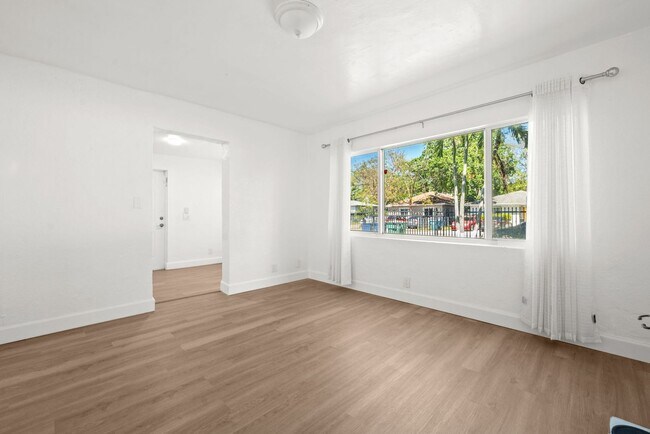 Building Photo - Spacious 1 Bed / 1 Bath Apartment Near Downtown Miami