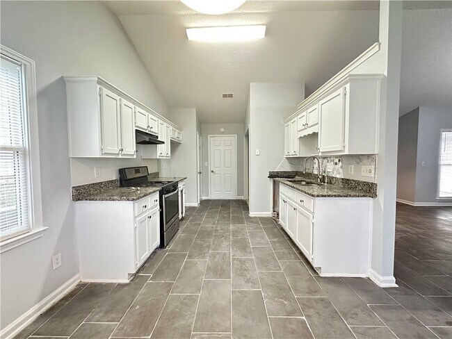 Building Photo - 510 Heathgate Dr SW